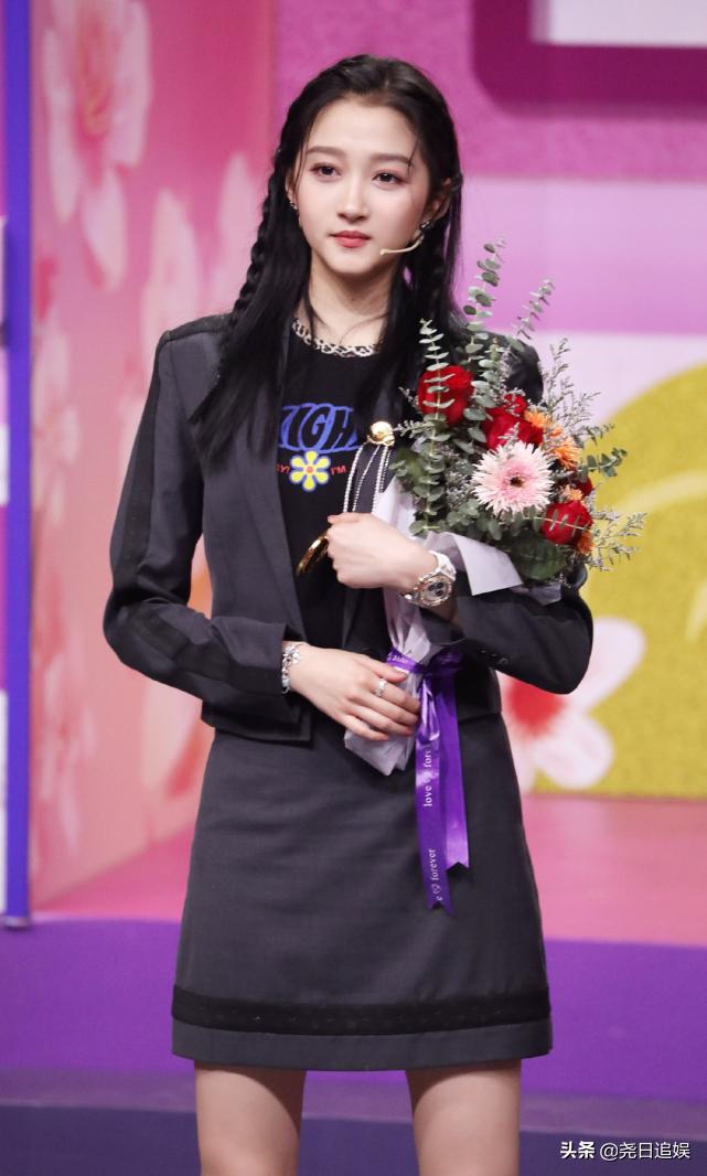 关晓彤麻花式坐姿,关晓彤麻花腿坐姿