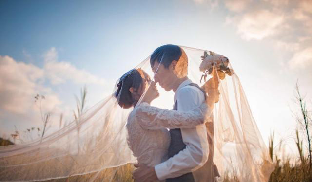 妻子发现老公账户有巨额现金,妻子通过购物小票发现丈夫不忠