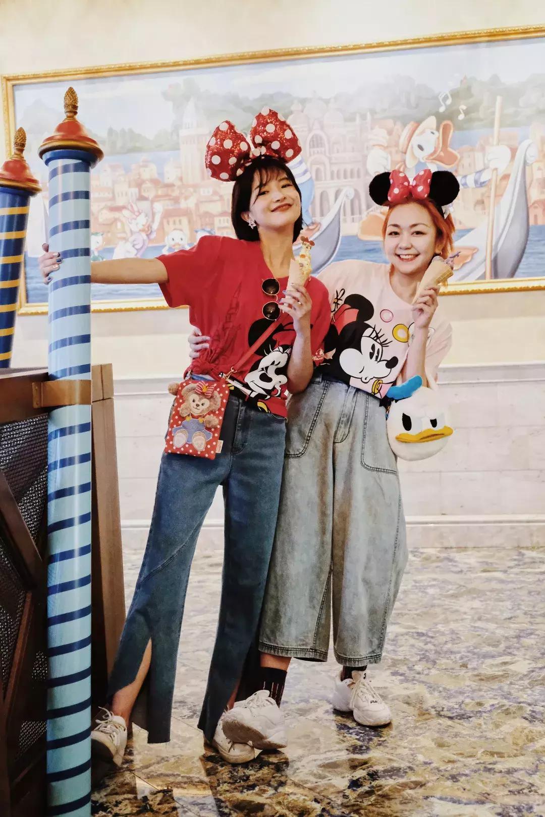 我们在上海迪士尼里玩耍了一天，发现穿的美才能玩的好！