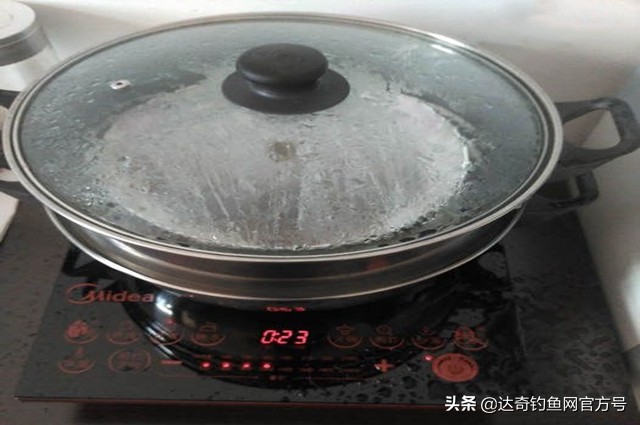 粮食窝料做不好?老钓友分享一款醇香四溢、专钓大鱼的窝料泡法