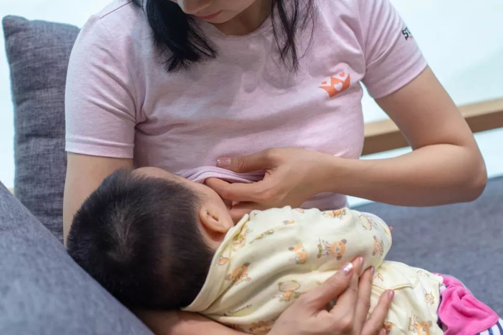 新生儿嘴唇上的奶泡多久可以脱落,新生儿上下嘴唇都有奶泡怎么办