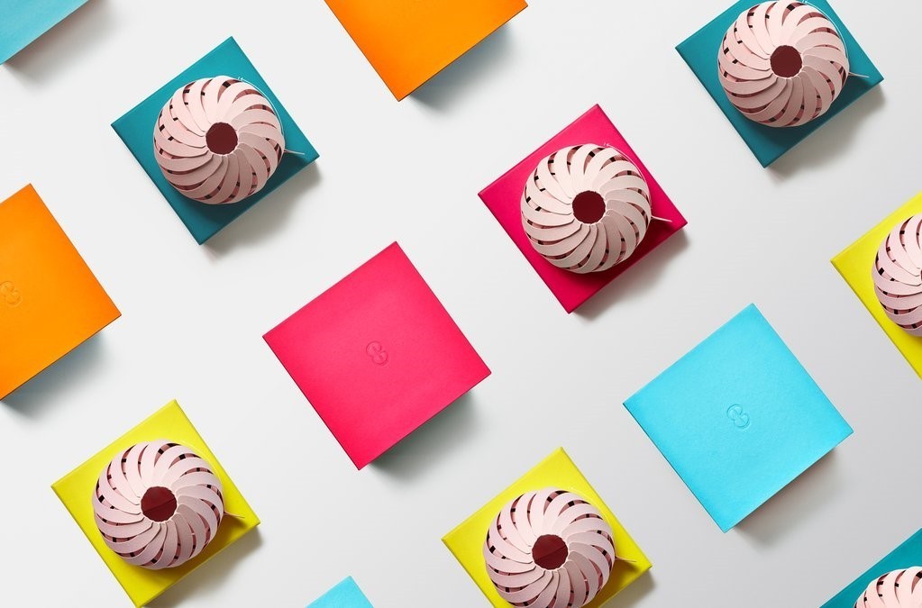 开封就像在采蜜！英国蜂蜜新包装炫目登场，纸花开绽采蜜趣！