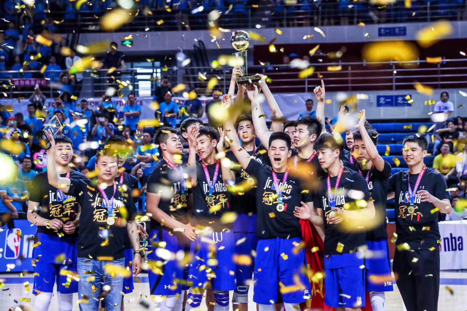 校园篮球对决视频,校园篮球单挑燃爆全场