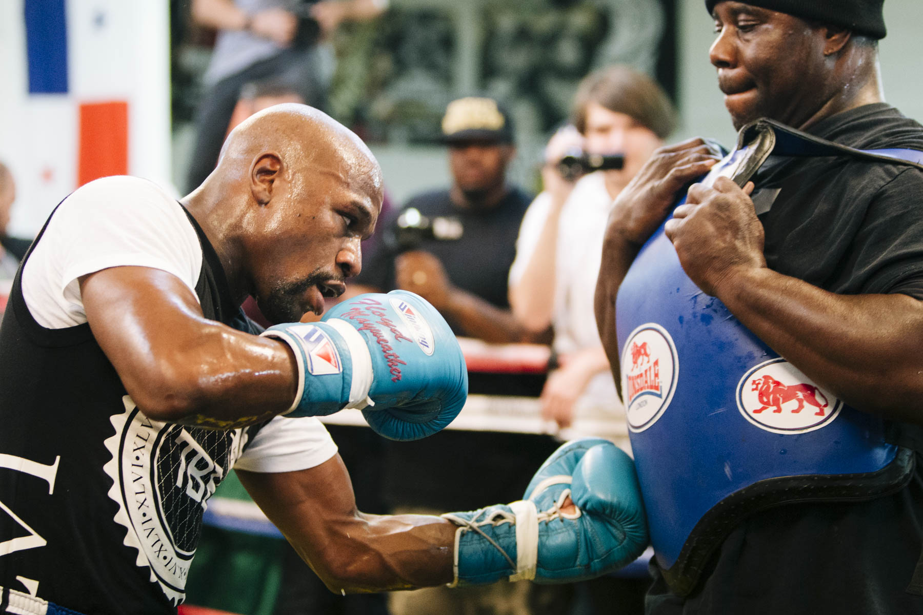 拳击爱好者踢馆被打懵逼了,拳击赛前挑衅和冲突是真是假