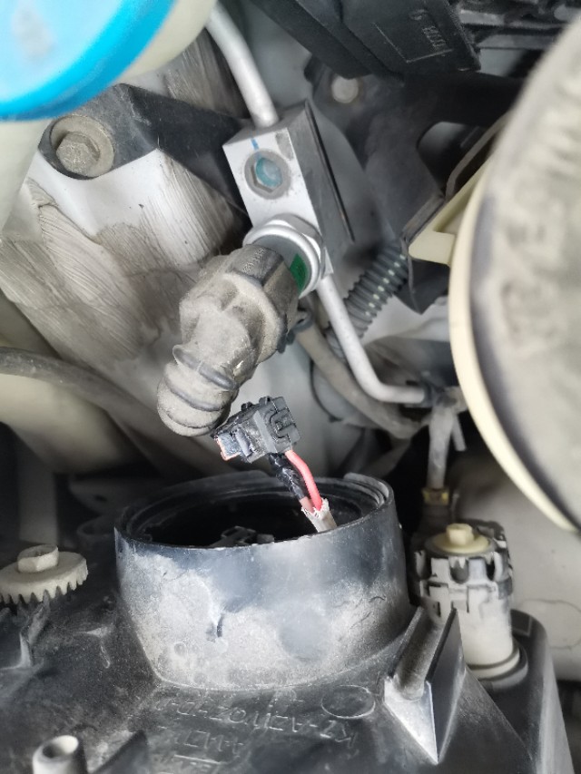 私家车近光灯不亮了,自购配件,自己动手维修,网购配件成本17元