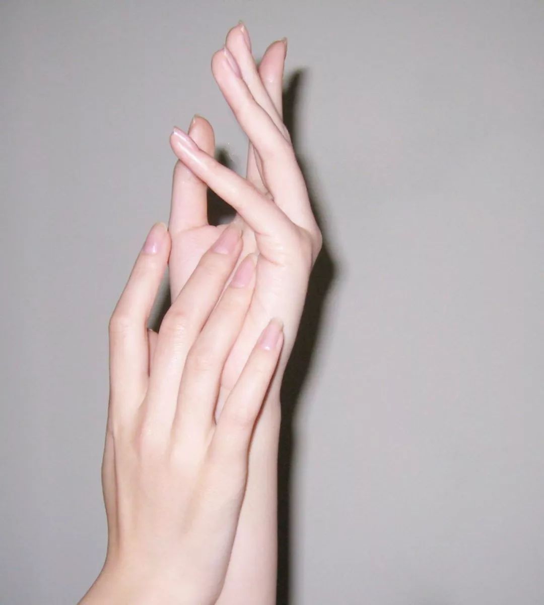 再年轻的脸也挡不住“奶奶”手，隐藏年龄的秘密，全靠这一只