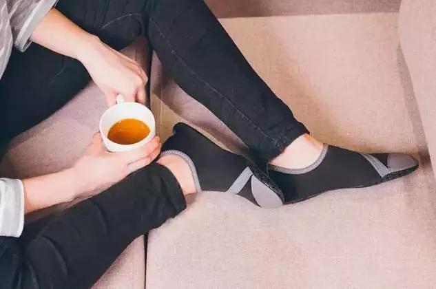 网红爆款踩屎感鞋,踩屎感休闲鞋爆红户外