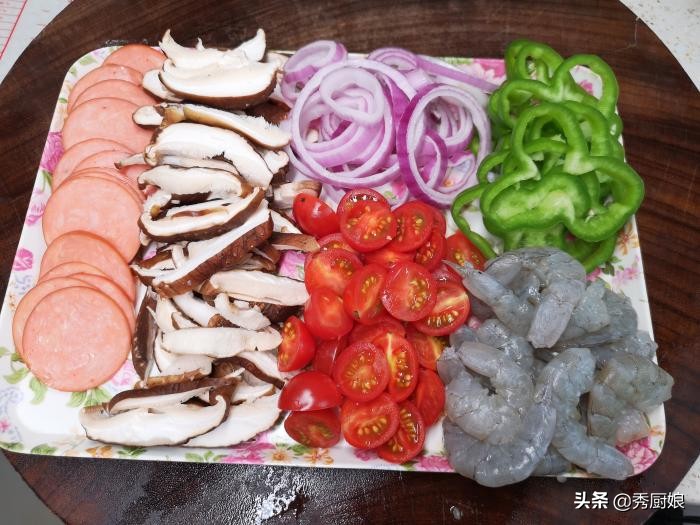 懒人自制肉酱披萨家常做法,懒人披萨做法烤箱烤几分钟
