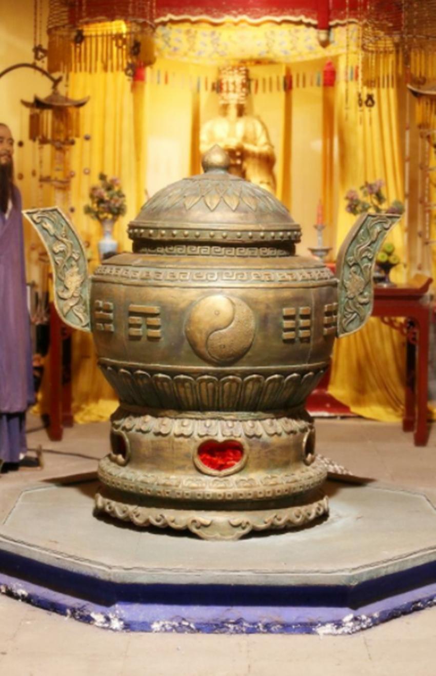 这个皇帝为了长生不老，拼命炼制一种药物，结果自己差点被害死了