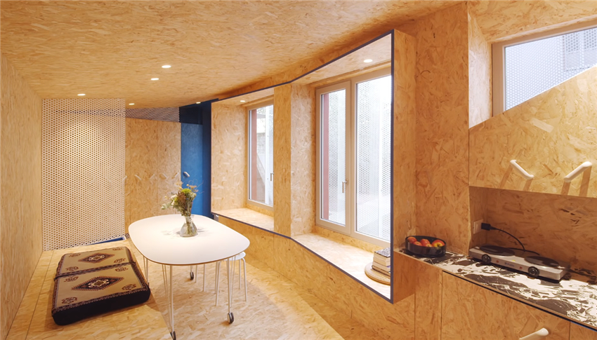 她买下26㎡自行车棚，将屋内铺满欧松板，一个人越住越舒服