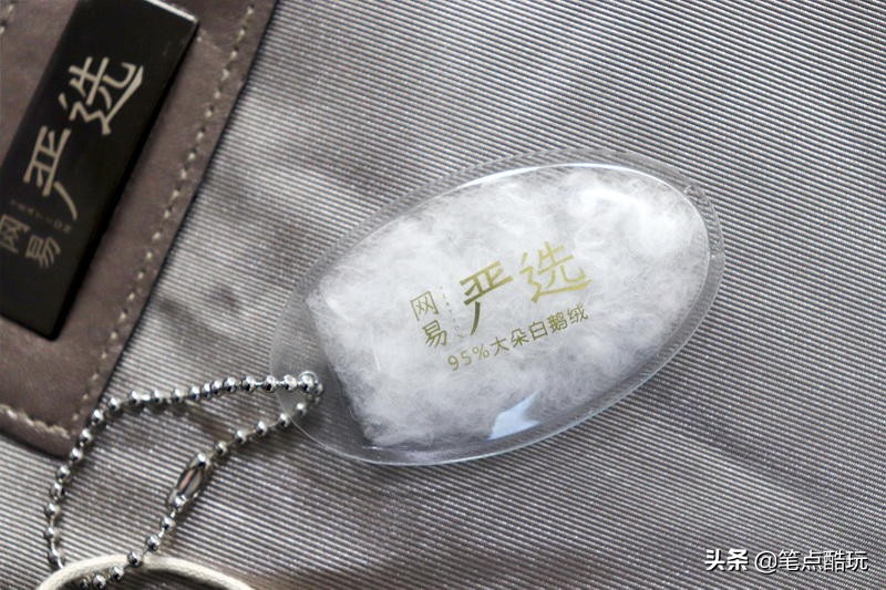 冬天里的轻薄暖被窝:网易严选95%白鹅绒冬被,保暖不闷睡得香