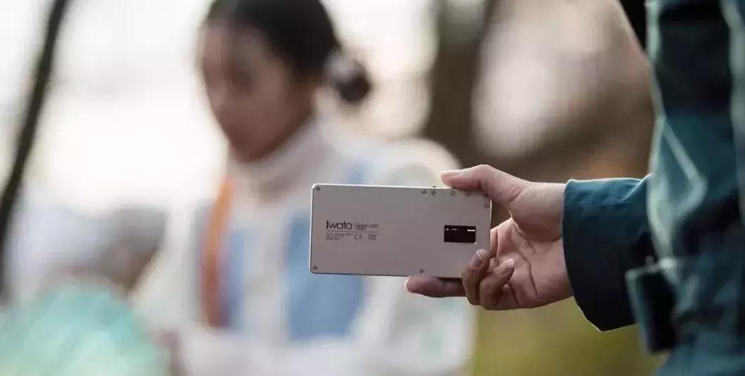 这款小LED灯火了！为何它是摄影师的最爱？