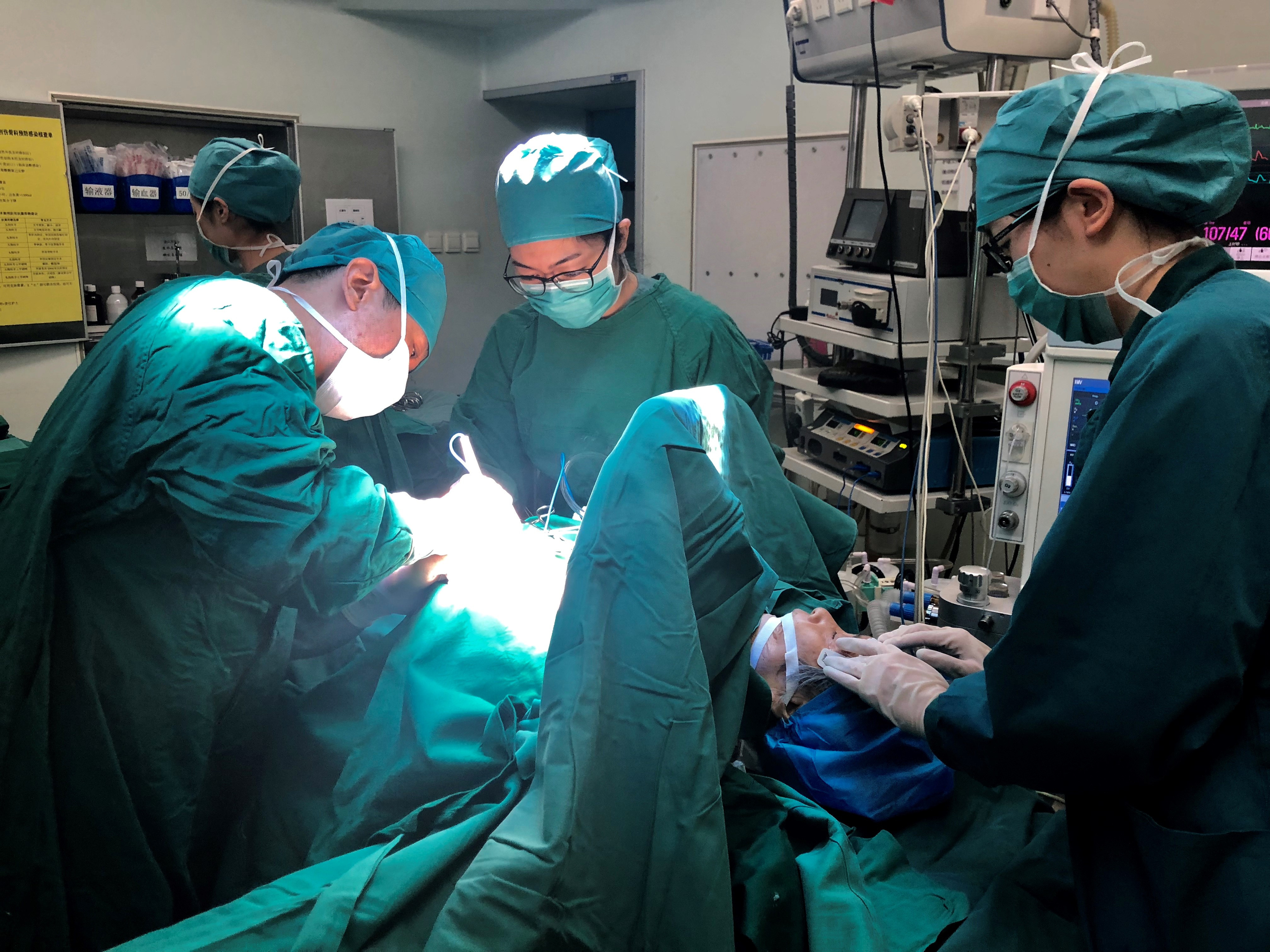 好发于男性的长骨造釉细胞瘤,常采用手术的方式进行治疗