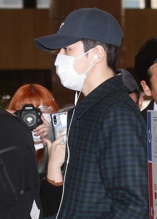 吴世勋穿牛仔裤跳舞视频,吴世勋机场西装走路视频