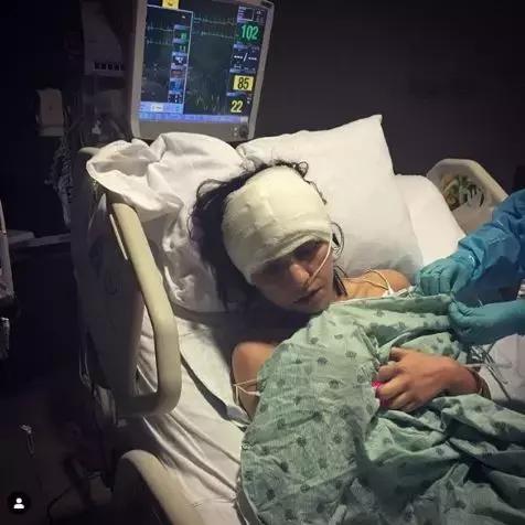 全身瘫痪，经历10次手术后康复，她就这样一步一步实现了医生梦