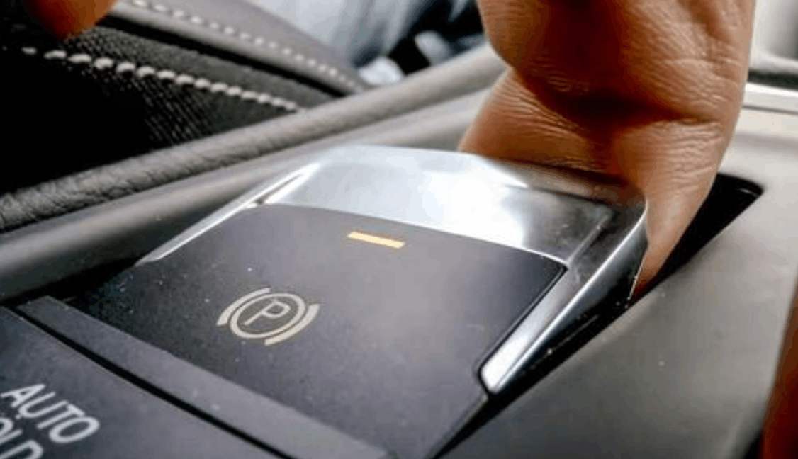 溜车了先踩刹车还是拉手刹,遇见溜车时是先拉手刹还是踩脚刹