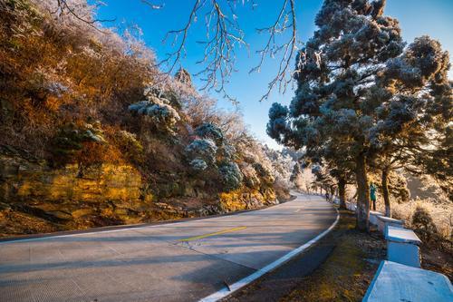 山路上下坡转弯安全教程,山路长下坡怎么正确的开车