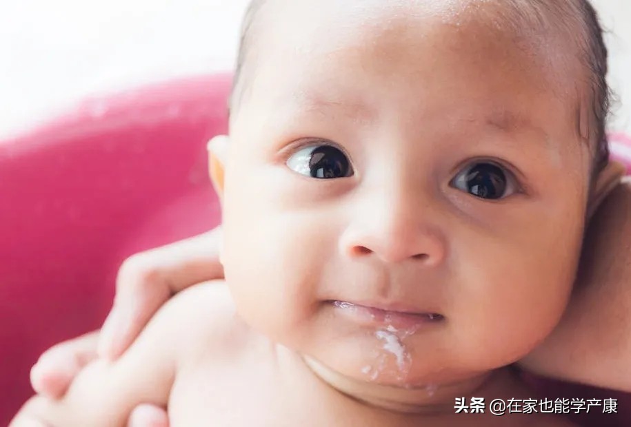 宝宝吐奶奶水豆腐渣,吐奶豆腐渣状20天宝宝