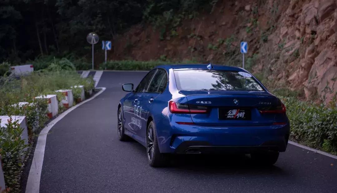 2022款宝马新3系325lim运动套装,宝马新3系320和325哪个更值得买