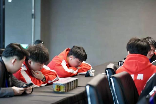 ag战胜狼队一诺激动扔手机现场,ag对战we结果一诺第一视角