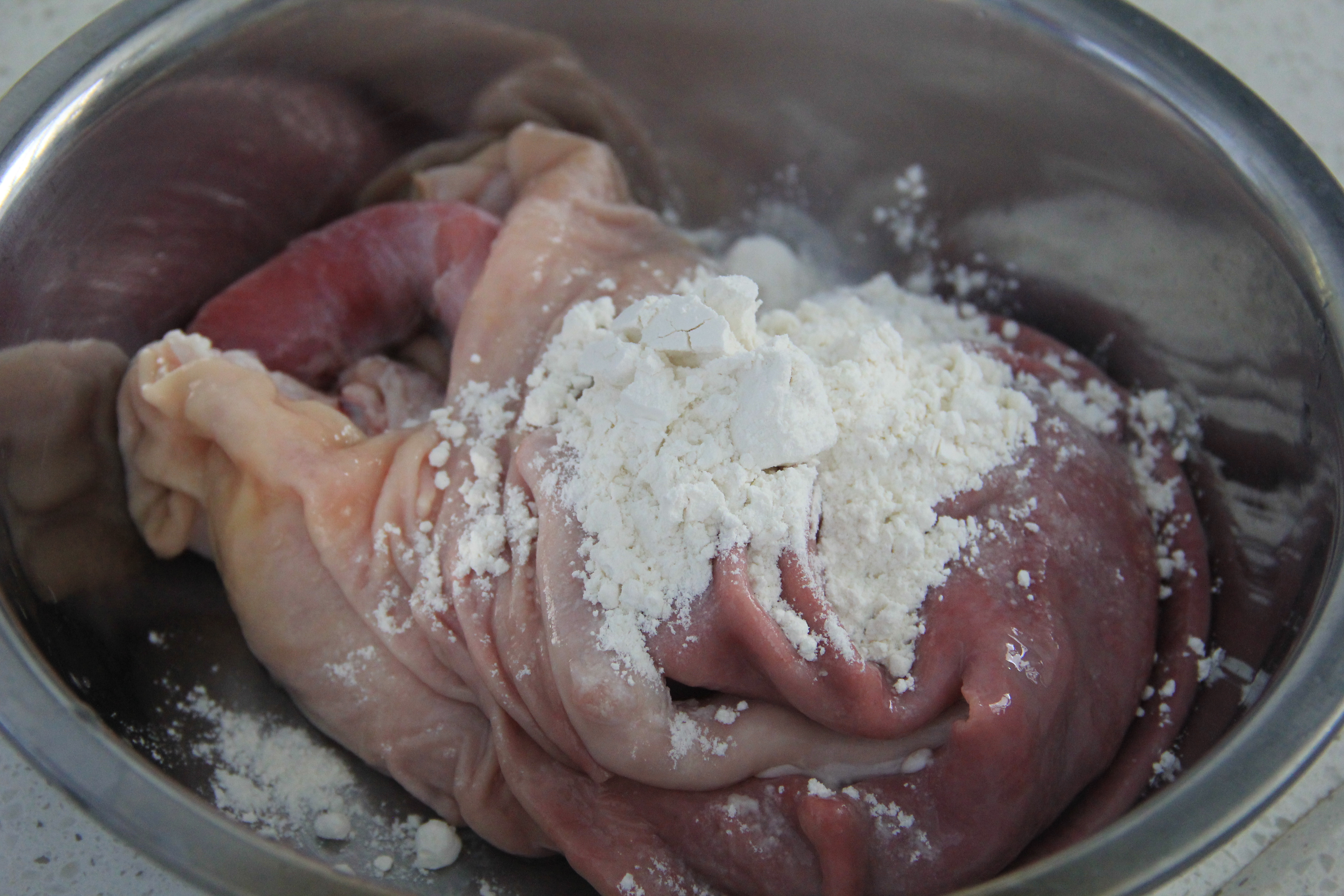 清猪肚时，有人加盐，加碱都不对，记住这2种料，猪肚干净无腥味