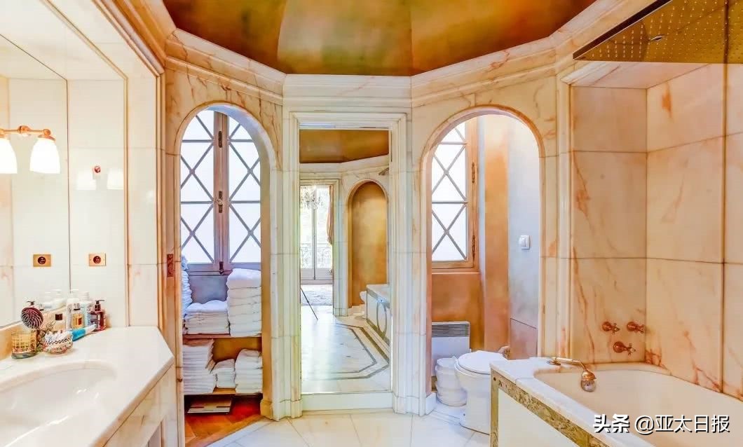 沙特公主骂法国水管工人是狗强迫其亲脚,法国不客气了...