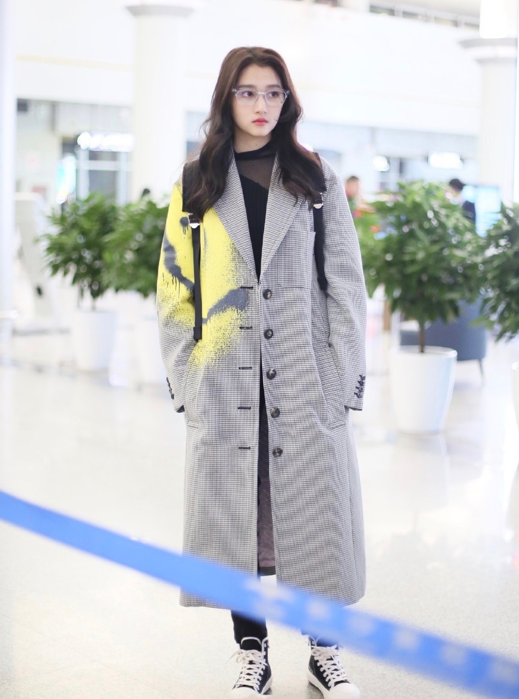 关晓彤穿裙子套裤子走红毯,22岁关晓彤露脐装