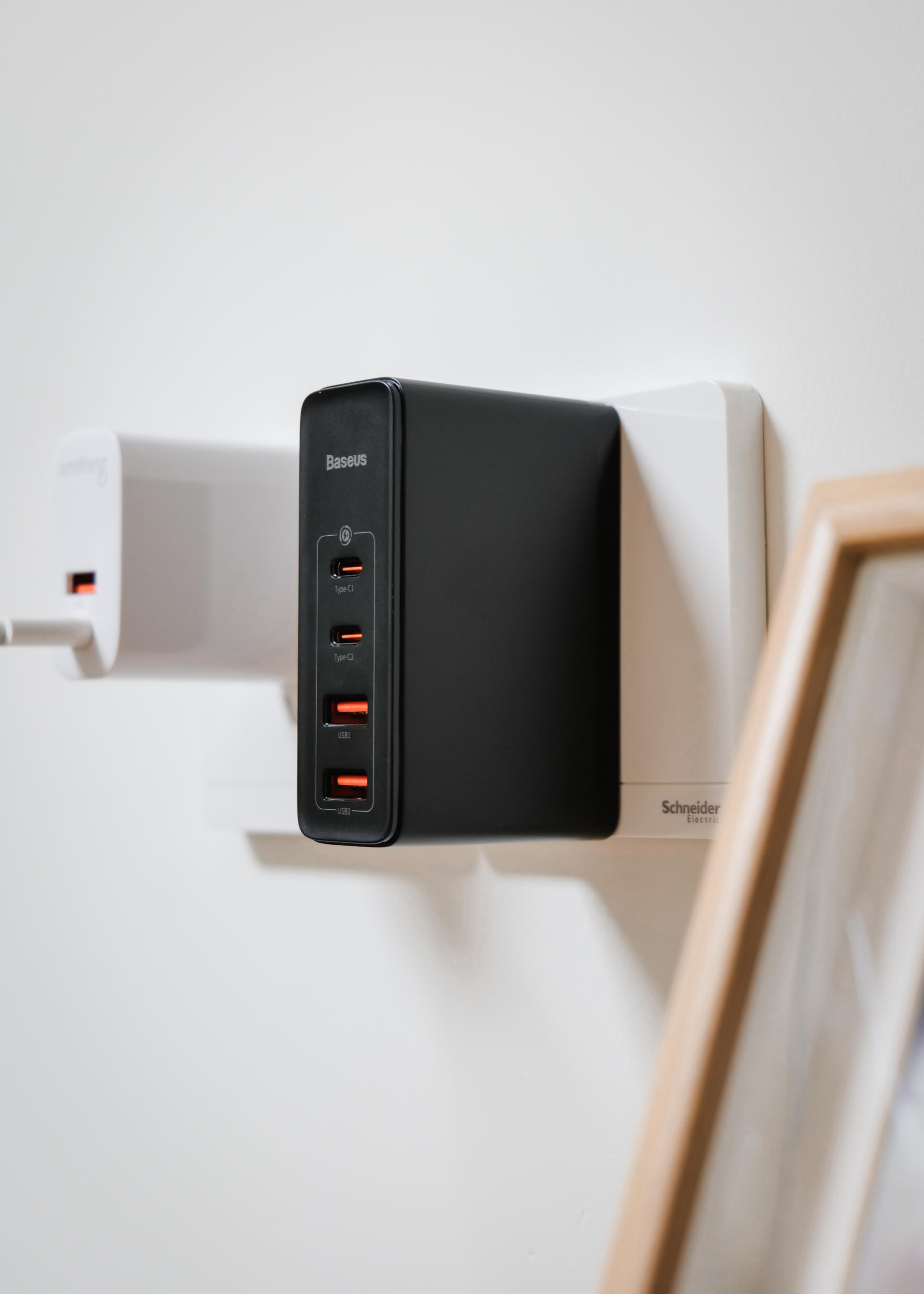 手机充电器被砸坏了怎么修复,充电器被折断了怎么办