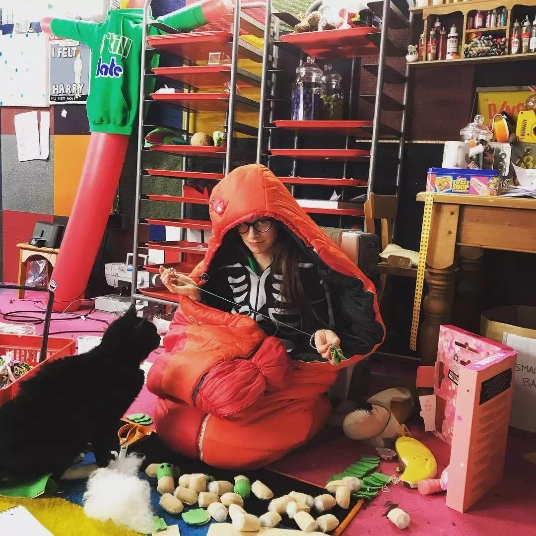 艺术家用一块布打造便利店、情趣用品店...生意却异常火爆