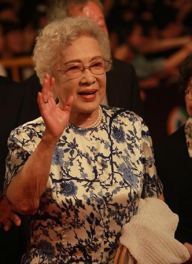 秦怡：婚姻不幸儿子残疾，她照顾爱子近40年，如今百岁依旧优雅