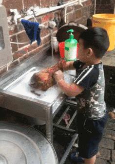 搞笑gif图妹子你太逗了,搞笑gif妹子你的衣服太前卫了