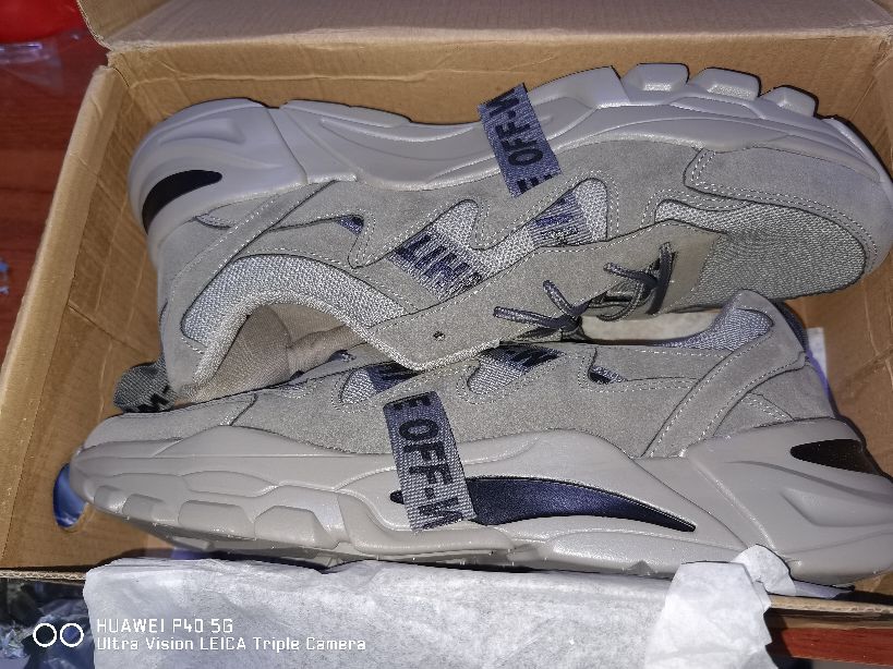 某些无良某宝店，借着鸿星尔克的风头，贩卖三无产品的鞋子