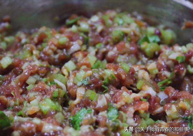 调肉饺子馅别加料酒!记住“盐水油”3步,咬一口满嘴油,香喷喷
