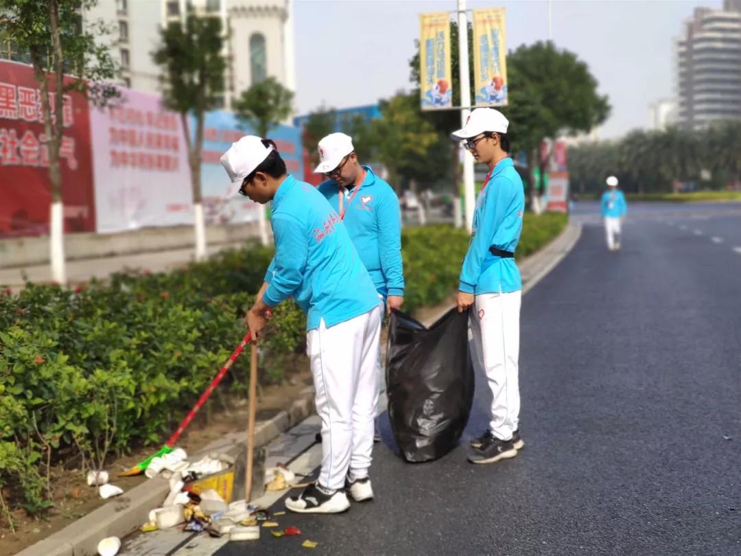 在街头当志愿者,凌晨四点出门当志愿者