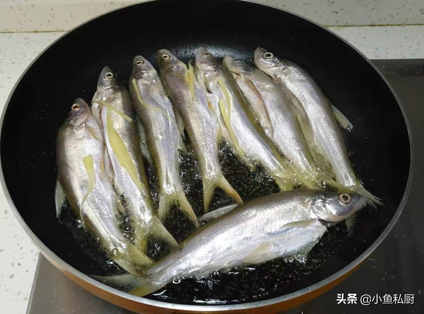鱼怎么煎不粘锅不破皮简单方法,怎样煎鱼不粘锅不掉皮省油又好吃