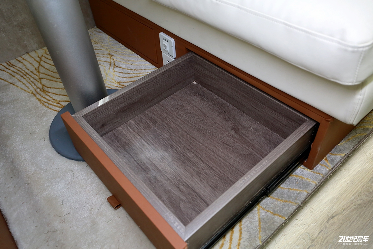 上汽大通maxusv90别墅版房车,大通原厂v90c型房车2021旗舰款