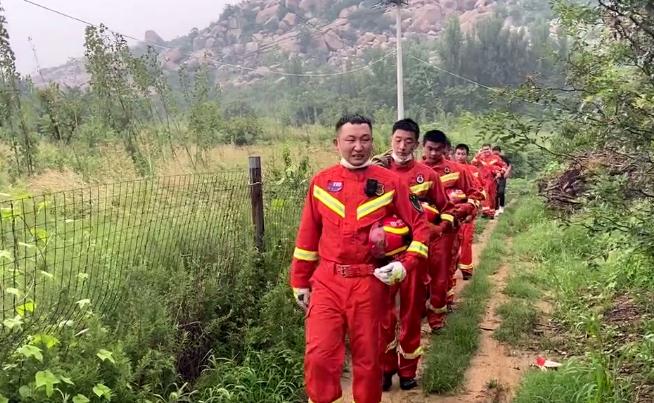 男子登山摔伤昏迷消防员爬山营救,男子中暑晕倒在大山里消防员营救