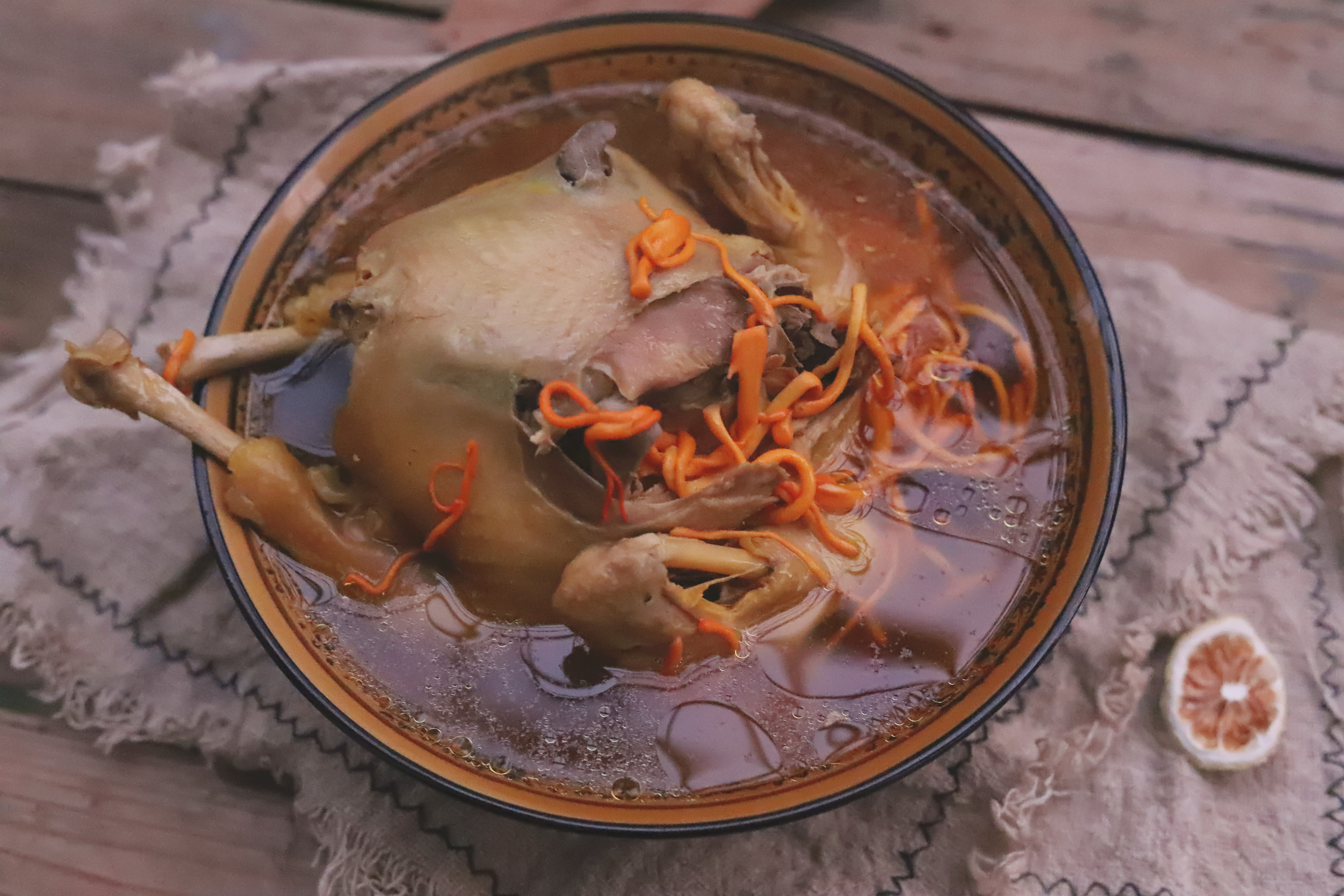 虫草花用来炖鸡汤是绝配，暖胃滋补还简单，别错过了