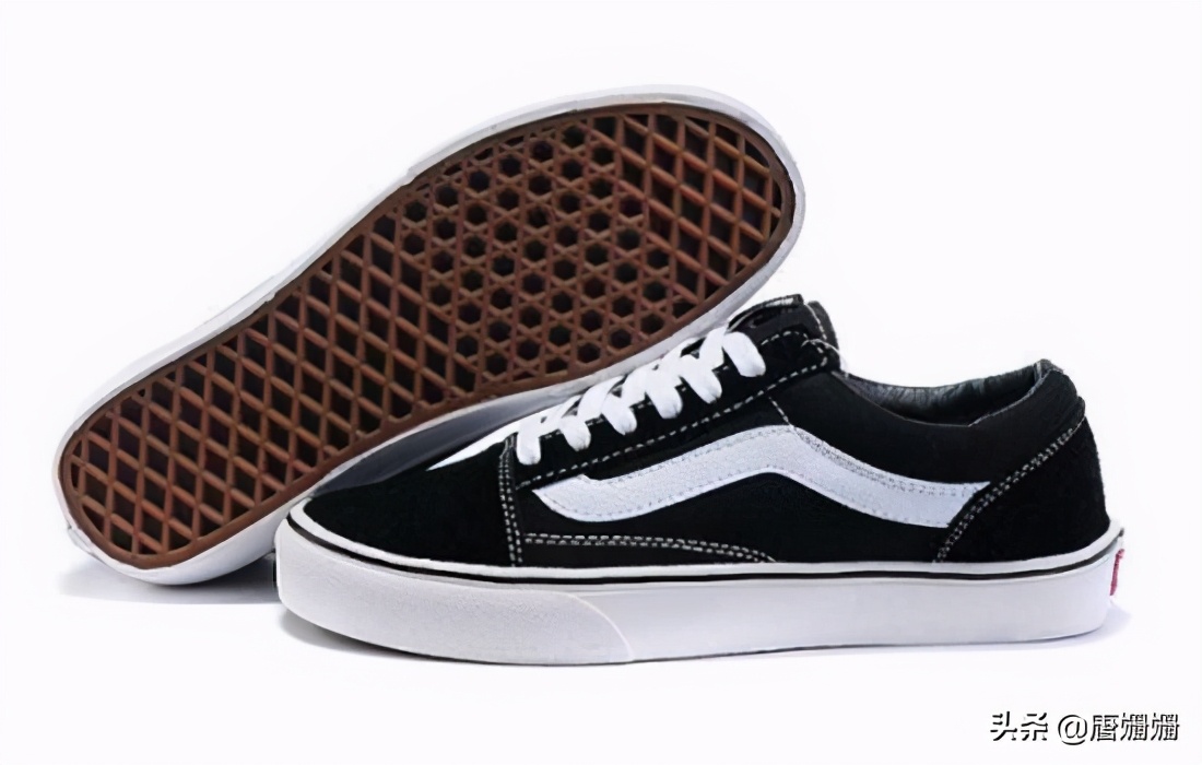 现在的年轻人喜欢穿什么样的板鞋,板鞋穿大一点好还是小一点好