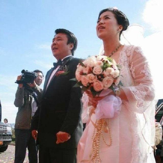 31岁“黑道老大”爱上乒乓女冠军，妻子患癌不离不弃，12年甜