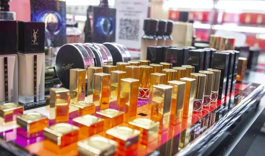 口红销量售价双降,美妆博主百万梦成空,转型美食博主