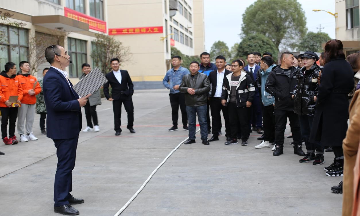 宸呭嘲缇庣紳璐靛窞杩愯惀涓績,宸呭嘲鑰呯編缂濊嫳闆勪細