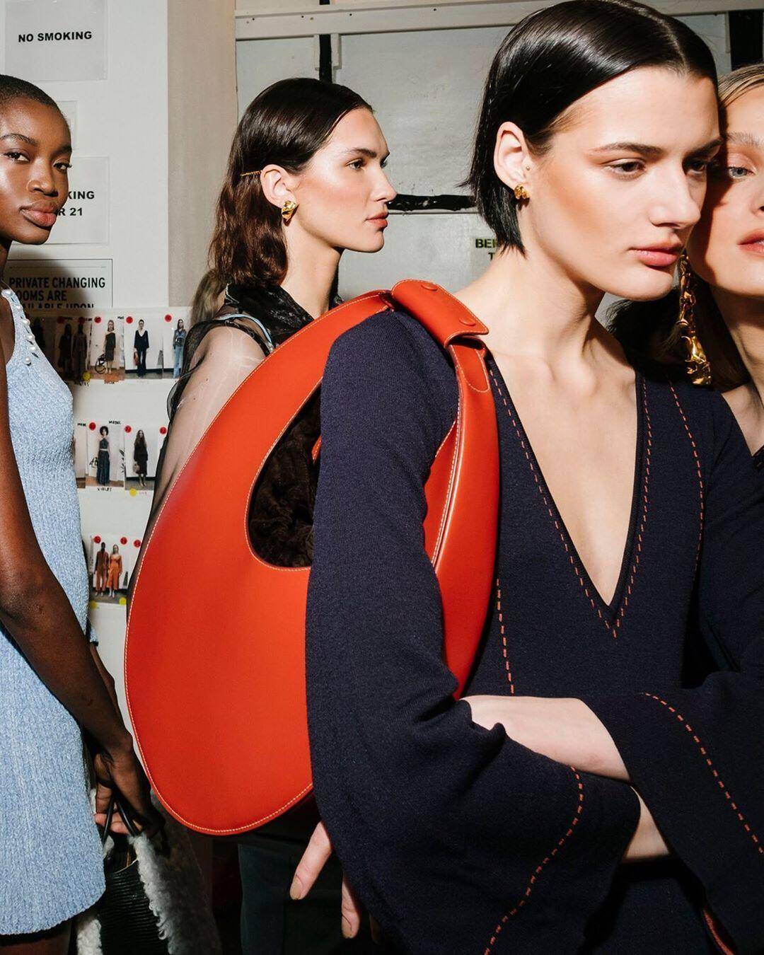 买了名牌包又得买名牌衣服,买了大牌包包后悔吗