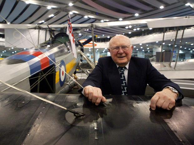 90岁还开飞机，曾用古董*器武**摧毁德军王牌战舰的人竟改变了二战