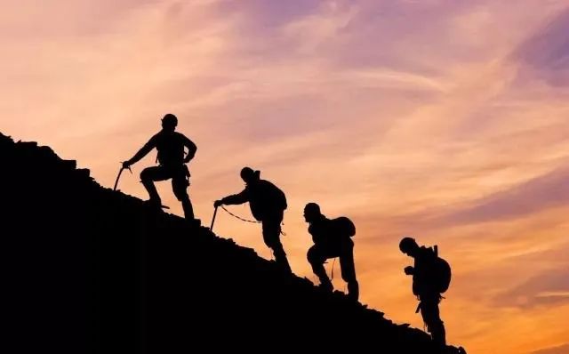 年入百万的处长点化新公务员，时代选中你的时候，也不会打招呼