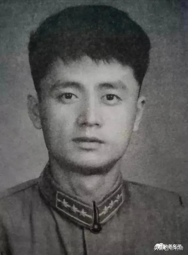 队列指挥员和排头,站在排头的战士