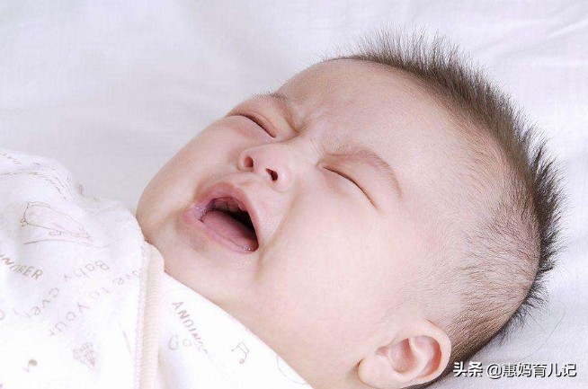 8个月睡觉不踏实哼哼唧唧哭,8个月宝宝睡觉不踏实频繁夜醒
