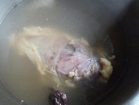 炖牛肉切记不要直接下锅炖,炖牛肉时到底焯水还是直接炖