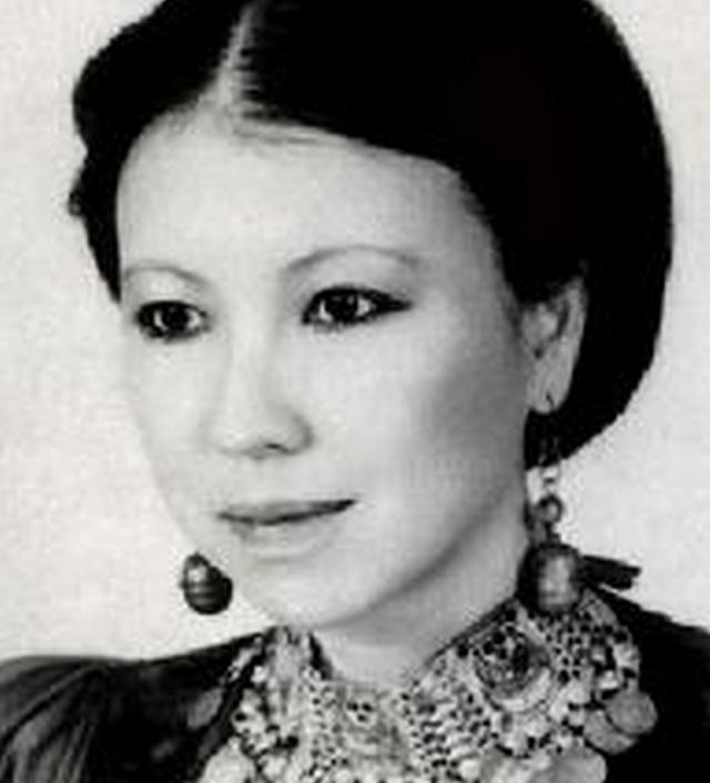 民国千金大小姐，14岁意外怀孕孩子生父反悔不娶，她直接带刀上门