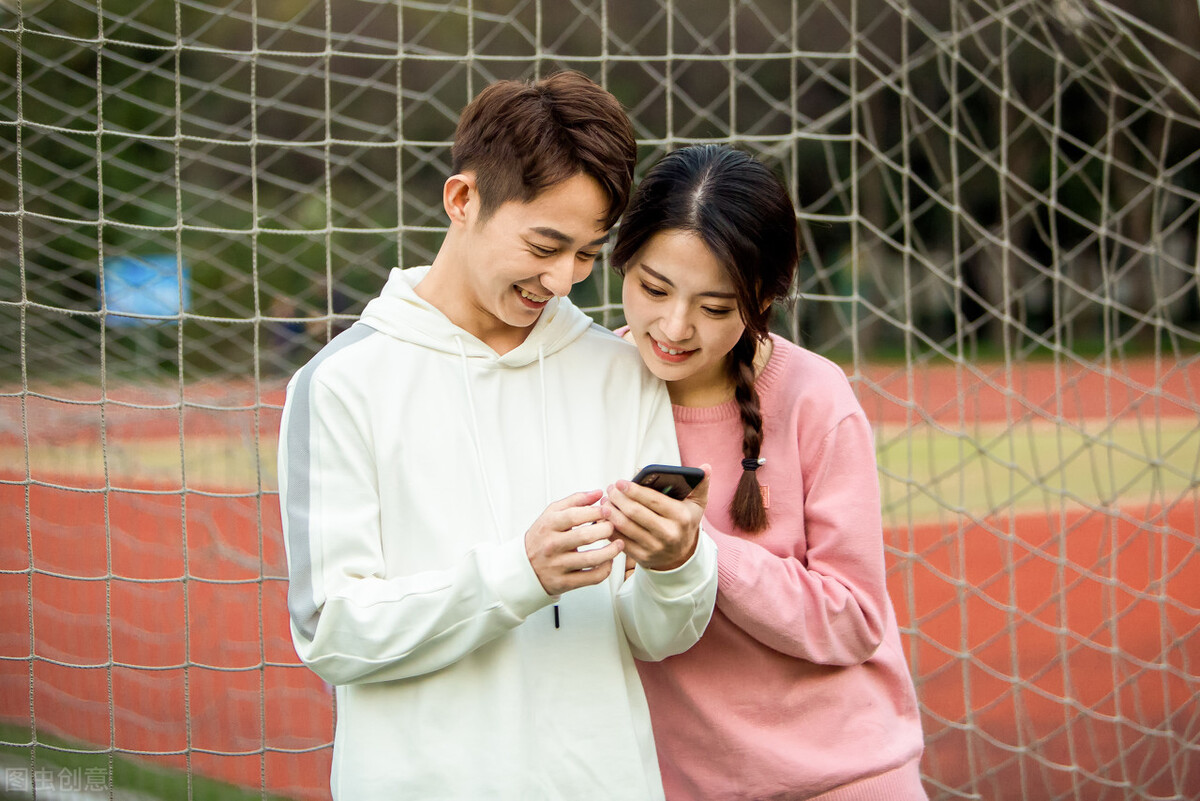 情侣一起去看电影不要走散好不好,情侣之间约会除了看电影还能干嘛